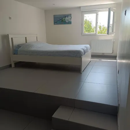 Dans Un Pavillon Avec Acces Au Jardin *